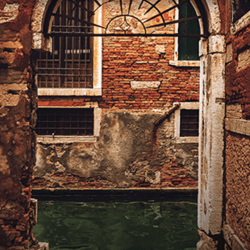 Jaquette de L'inconnu du Grand Canal : l'extrémité d'une calle vénitienne donnant sur un canal