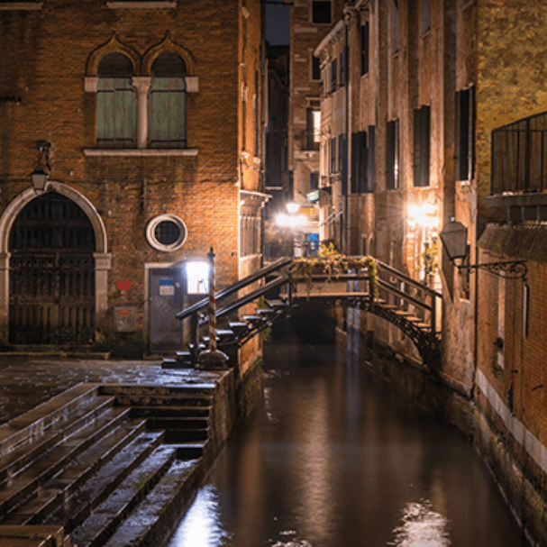 Un pont à Venise, de nuit.